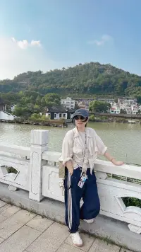 我们的思维就像一缸污水，有泥浆杂物等等，如果你想让它慢慢清澈起来最好的办法就是别在搅和了，而是静静等待泥沙自然沉淀