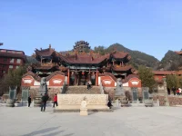 凡是過(guò)往，皆為序章。一個(gè)人只有懂得釋然過(guò)往，才能步履輕盈地迎接未來(lái)。要知道，人生格局的拓寬，有時(shí)靠的就是及時(shí)清零的智慧與魄力。讓自己人生的行囊里，少背一點(diǎn)，才能走得更遠(yuǎn)。
生命的長(zhǎng)河，有驚濤拍岸，亦有柔風(fēng)甘雨，你不慌，世界便不慌。
掌握人生的主動(dòng)權(quán)，讀書(shū)，寫(xiě)字，遠(yuǎn)行，內(nèi)省，好好工作，好好生活。好好愛(ài)自己，好好愛(ài)家人，深深擁抱這個(gè)美好的世界。
凡心所向，素履所往。生如逆旅，一葦以航。2025年，讓我們一起讀書(shū)，一起進(jìn)步，靜靜的努力，慢慢的堅(jiān)強(qiáng)，你的努力，終將成為更好的自己。配圖