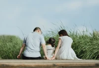 父母之所以會(huì)養(yǎng)娃焦慮，是因?yàn)閷?duì)孩子的期待過(guò)高。珍惜與孩子相處的每個(gè)當(dāng)下，用愛(ài)與接納給她最好的滋養(yǎng)。配圖