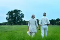 給父母一方天地，也是給自己一片寧靜。兩代人的舒適圈，才會默契相連。
允許父母與自己三觀不一致，是最大的教養，也是最頂級的孝順。配圖