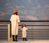 父母子女一場(chǎng)，終將是一次漸行漸遠(yuǎn)的旅程。?多留一些愛(ài)意、多收藏一些幸福，用恰到好處的贊揚(yáng)激勵(lì)孩子。做個(gè)“不掃興”的父母，成為孩子成長(zhǎng)路上最忠實(shí)的觀眾。配圖