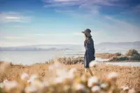 《孔子家語》有言：“與善人居，如入蘭芷之室，久而不聞其香。”
大意是，與積極樂觀的人共處，我們會受到他們優秀品質的熏陶與影響。配圖