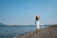 心理学上有个“达克效应”。
越是能力欠缺的人，越会得出自己认为正确但其实错误的结论，并且无法认识到自身的不足。
越是高段位的人，越不会热衷维护自己的“正确”，而是虚心接纳不同的意见。配图