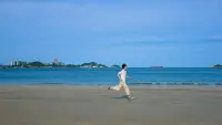 人生苦短，與其處處較勁勞心耗神，落得輸人又輸陣的結局。
不如少費力，多蓄力，把有限的能量花在好好滋養提升自我上，才是王道。配圖