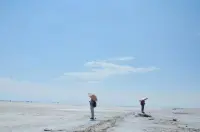 熟人之所以是熟人，就是你们在一起时彼此都没变过。
因此，当你想要做出改变，离开熟人是你最好的选择。