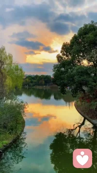 在日常生活中發現美的能力很重要。婚姻中最動人的可能不是婚禮誓言，而是對方在廚房洗碗的背影，或者是深夜加班回家時發現電飯煲里保溫著的粥。這些細微之處的關懷和惦記，往往比刻意的浪漫更讓人感動。