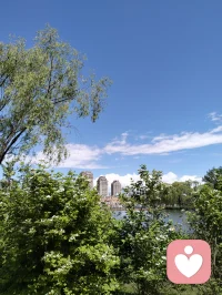 养育孩子，是一场父母自我修行。不要用自己的焦虑捆绑孩子，不必盲目攀比成绩和天赋，每个孩子都有自己的成长节奏，耐心陪伴，温柔引导，静待花开就好。配图