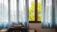生活中，我们总是会遇到各种至暗时刻，为了走出来，我们努力在暗中走出光亮。台湾作家张德芬有句名言：“亲爱的，外边的世界没有别人只有自己”，你对自己的认知决定了你生命的光。配图