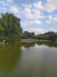 作家姚華飛說(shuō)：
“人生最大的對(duì)手是自己，戰(zhàn)勝自己，人生就是一馬平川；被自己擊敗，人生就成了荒蕪的山野。”配圖