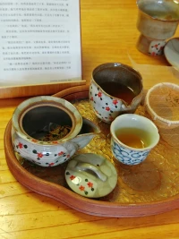 人生充滿著變數，我們總在不斷競爭和奔波，永不停息地忙碌著。

其實，日子并沒有這么難，生活的壓力，恰恰是源于自己。

一個人太過急切，往往事與愿違，從而消耗自己，

學會放緩腳步，放松心態，踏實而從容，生活才有深度。配圖