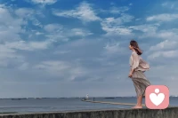 不輕易評價別人的人生，既是對他人的尊重，也能映射出自己的涵養(yǎng)。
人活著，發(fā)自己的光就好，不要吹滅別人的燈。配圖