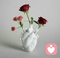 用生命影響生命

作者｜泰戈?duì)?


請(qǐng)把自己活成一道光，

因?yàn)槟悴恢溃?
誰(shuí)會(huì)借著你的光，

走出了黑暗。


請(qǐng)保持心中的善良，

因?yàn)槟悴恢溃?
誰(shuí)會(huì)借著你的善良，

走出了絕望。


請(qǐng)保持你心中的信仰，

因?yàn)槟悴恢溃?
誰(shuí)會(huì)借著你的信仰，

走出了迷茫。


請(qǐng)相信自己的力量，

因?yàn)槟悴恢溃?
誰(shuí)會(huì)因?yàn)橄嘈拍悖?
開(kāi)始相信了自己……


愿我們每個(gè)人都能活成一束光，

綻放著所有的美好！配圖