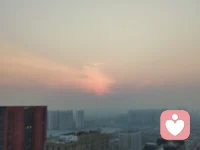 是雾终会散，是雨终会停，朋友，人生在世，一定会有一些光亮等着你。山有顶峰，海有彼岸，人生自有时运来，天长水远何必愁。配图