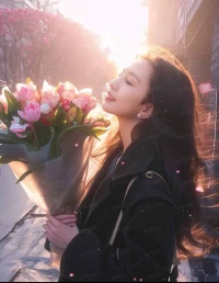 祝一路繁花，一路優雅。

二十歲追夢，三十歲突破，四十歲重啟，

從教室到遠方，從廚房到職場，

可以甜美，可以颯爽，可以安靜，可以熱烈。

世界或許嘈雜，但你的內心足夠強大，

你的獨立與果敢，

是自己的屋檐，也是他人的晴天。配圖