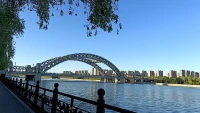 一歲有一歲的味道，
一站有一站的風景，
花會沿途盛開，
以后的路也是。配圖