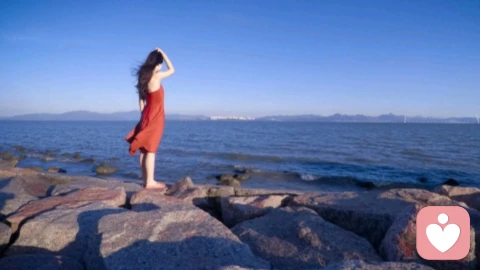 岁月的真谛：不是拥有更多，而是在舍弃中学会轻盈前行