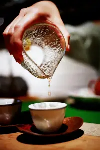選擇朋友要謹(jǐn)慎，因?yàn)榕笥褧?huì)塑造你。配圖
