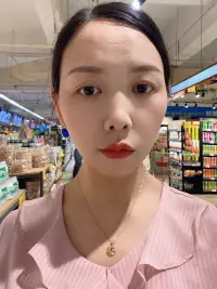 内心压抑得无法呼吸。
这是我们身边无数“乖孩子”的缩影。从小被夸“懂事”“听话”的他们，长大后却常常成为心理诊室的常客。心理咨询师指出：“很多小时候很乖的孩子，长大了心理问题较多，原因就是，他们以满足他人意愿、获得他人首肯为生活主导，失去表达自我的声音，忽略自己的真实需求，内心压抑十分痛苦。”