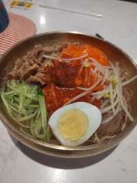 人生本身就是没有意义的。
很多时候人生的终极问题是，当认识到了生命的无意义，是否会选择终结自己的生命。配图