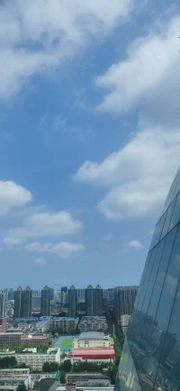 想象自己躺在一朵云上配图