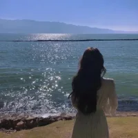 人生是用来体验的，而不是用来演绎完美的，我慢慢接受自己的迟钝和平庸，允许自己出错，允许自己偶尔断电，带着遗憾拼命绽放，这是与自己达成和解的唯一办法，希望大家能放下焦虑，和不完美的自己和解，然后去爱那个完整的自己。