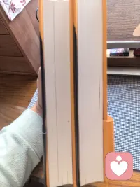 年前和年后断断续续花了一个多月的时间终于读完了毛姆的这本超长篇自传体小说《人性的枷锁》，总共一千多页，分为上下册俩本。起初，阅读的时候感触不大，因为书中有一些西方的历史背景和人文环境不够了解，除了书下面👇有一些注释之外，还需要一边阅读一边查阅一些资料📄。但是，读到中期的时候，你会发现你开始在书中能够看到了自己的影子，那种感觉是那么真实，那么清晰。读到最后快结尾的时候，我发现，不经意间的阅读，竟然解开了我困惑已久的一个问题。这个问题就是:人，活着的意义究竟是什么？其实，生命和生活本身并没有任何的意义，所谓的意义都是人所赋予的假象！每一个人都只是一个我们这个星球上的碳基生命体，而且这样的生命体多如牛毛，而类似我们生活的这个地球🌍在宇宙中又数不胜数，我们其实大抵生活在规律之中。黑白交替，春夏秋冬，寒来暑往，六道轮回，就是俩个字:规律！这也是我们的祖先在几千年以来就已经悟透了的道理。接触了易经之后，又断了上千个缘主的八字。很多人会奇怪，为什么八个字就能解释了一个人一生大抵会经历的事情。答案，还是那俩个字:规律！所以啊，生命本身没有意义，它也不存在意义，也不要在给它赋予太多的枷锁了，这样只会活的更累，就好比这个世界本来就没有时间一样，只是，作为人类，我们需要所谓的(时间)这个概念来规范我们的日常生活，就好比这个世界其实在混沌初开的时候并没有好坏之分，有的只是立场之分是一个道理……所以，在修行的初期，你会经历突然顿悟，然后又逐渐陷入迷茫之中，然后崩溃，歇斯底里，与自己过不去，最后，一个奇缘巧合，可能是一个人，也可能是一件事，突然就打通了您的任督二脉……所以，我们所谓的苦痛，除了实际的身体上的病痛之外，大多数的苦痛都是我们内心的投射赋予我们的……当你发现，某一天，你对你之前所爱吃的食物没有太多的胃口了，对之前所爱的人不执着了，对金钱，欲望没有执念了，对穿衣打扮也无所谓了，就是你与这个宇宙能量波最接近同频的时候……配图