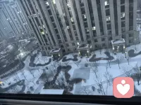 没养过青春期孩子的父母，永远不懂，什么叫从高高在上的家长，活成小心翼翼的守护者。外人只看见孩子长大有主见，只有我们懂，那段日子有多沉默，委屈又卑微。曾经黏着你，事事分享，把你当全世界的小宝贝，不知哪天起，开始关门，沉默，不耐烦。你多问一句学习，他皱眉；你多叮嘱一句，他嫌烦；你想靠近，他后退；你想谈心，他甩上门。那个最亲的人，忽然成了最熟悉的陌生人。于是我们学着小心翼翼。
说话前反复斟酌，怕踩雷；敲门时轻轻试探像客人；吃饭时不敢多问，只求安静。不敢批评，不敢指责，不敢发脾气，明明掏心掏肺却连大声说话都不敢。
他把最坏的脾气留给最亲的人，你委屈，生气，却不敢赌。
不敢赌他生气后不吃饭，不开心，会不会伤害自己。不是懦弱，是爱到不敢冒险，只能忍。忍他的叛逆，冷漠，疏远，忍他把温柔给外人，把糟糕留给你。
在外再难都能扛，可在孩子面前，放下骄傲，面子，脾气，只剩温柔和忍耐。别人说你惯着，只有你懂，这是爱到无能为力的退让。你也曾是被捧在手心的孩子，有脾气有委屈可当了父母，就收起所有棱角，把苦咽下去只为给他一段宽松的青春。青春期这场目送，真的很疼。
满心是爱，被当负担；拼命靠近，被用力推开；掏心掏肺，换不来一句好好说话。无数个深夜，看着他冷漠的脸，想起小时候，又酸又涩。
没有谁错，他在长大，在挣脱，而我们，只能陪着，忍着，等着。
等他熬过躁动，等他撞过南墙，等他终于明白：世上再没人，像父母这样包容他的一切。我们都在等那一天-
他主动跟你说话，对你笑，轻轻说一句：妈，我知道你是为我好。
到那时，所有委屈，忍耐，小心翼翼，全都值得。
父母在青春期里的退让，从不是卑微，是最深沉的爱，最无奈的守护，最沉默的付出。
明知道不被理解，仍一如既往；明知道会被厌烦，仍忍不住担心；明知道会受伤，仍选择无条件包容。
致所有陪孩子走过青春期的父母
你们一点都不丢人，你们的小心翼翼，忍耐与包容，不是输，是爱得太深。
这段路很难熬，会崩溃，会流泪，但请相信孩子不会永远这样，他只是还没读懂你的爱。再坚持一下，再温柔一点，再等一等。总有一天，他会回头拥抱你，对你说：
谢谢你，在我最不懂事的时候，没有放弃我用最柔软的姿态，守护了我整个青春。那时你会懂得：
世间所有的爱，都比不上父母对青春期孩子的忍耐。
你曾经放下的所有骄傲，都会成为他一生最怀念的温柔。配图