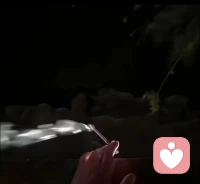 原来到了三十多岁，才能真真切切的体会到生活的无力感，这个年龄就好像走到了生活的分叉路口，一边是财米油盐，一边是再也回不去的青春，往前走很累，往后退不行，该用多懂事的理智，才能去压抑住心中的不甘与难过……配图