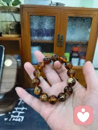 二十岁那年，我在终南山遇见一位老修行。
他见我第一句话是：“你这么年轻就上山，是福报。”我当时不懂——放弃城市繁华、钻进深山吃苦，怎么就成了福报？
多年后才明白，他说的是“年少修行”这四个字的分量。
一、大多数人一辈子都没醒来
我们活在一个巨大的惯性里。出生、上学、工作、结婚、买房、养娃、退休••••人生剧本早就写好。大多数人从未怀疑过这个剧本，他们被欲望推着走，被焦虑赶着跑，在得失中喜怒，在攀比中沉浮。一辈子过去了，临了才发现——自己好像从来没眞正活过。这就是“无明”。不是不聪明，而是从未审视过自己的人生。而修行，本质上是“醒来”的过程。开始问“我是谁”“我为何而活”“什么才是眞正重要的”—这些问题一旦被问出，你就和浑浑噩噩的大多数分道扬镳了。
二、什么“年少”是黄金窗口
有人说，修行什么时候都不晚。这话没错。但年少修行的胜之处在于：你的生命还没被彻底塑形。二十岁的粘土还是软的，可以捏成任何形状；五十岁的粘土已经烧成了瓷器，想重塑，得先打碎自己—那要痛得多。年少时习气未深、执着尚浅。你没有养家糊口的重压，没有积重难返的恶习，身体气脉通畅，精力充沛。这些都是修行的绝佳资粮。更关键的是：越早醒来，你浪费在追逐虚幻目标上的时间就越少。多少人五十岁才发现，追逐了一辈子的东西毫无意义。而如果你二十岁就明白这个道理，你就比别人多出三十年眞正活着的时间。这才是顶级福报的眞相—不是让你拥有更多，而是让你更早看清什么值得拥有。
三、修行的眞意不是逃避
有人误解，年少修行是逃避现实、消极避世。
恰恰相反。修行是了更有力量地入世。
一个真正修行的人，不是没有情绪，而是不被情绪裹挟；不是没有欲望，而是不被欲望驱驰；不是不做事，而是做事时不执着结果。
这种内在的定力，让你在这个浮躁的时代，比
任何人都清醒、都笃定、都有后劲。
四、福报的本貭是“可能性”
什么是福报？
不是有多少钱，住多大房。眞正的福报，是你在生命的关键节点，遇到了对的人、对的法、对的机缘。年少时遇到修行，就像种子落在肥沃的土地上——你还有无限可能。你可以选择成一个被欲望奴役的普通人，也可以选择成一个越来越清醒、越来越自由的觉者。这种“还有得选”，就是最大的福报。如果你正年轻，又恰好对生命的意义产生了好奇，别犹豫，去追问、去探索、去修习。这是你给自己最好的礼物。如果你已经不年轻，也别气馁。种一棵树最好
的时间是十年前，其次是配图