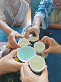 光明总是和阴影相伴的；
不要总是去追逐光明而无视阴影。
承认它们的相生相伴，
你会升起继续前行的勇气，
你会安然地渡过生命的每一个潮起潮落。配图
