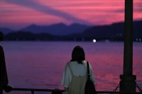 這一生，不妨大膽些吧，反正誰都沒法活著離開這世界。走彎路，本就是走路的一部分。可以回頭望，但別回頭走。但行好事，莫問前程。