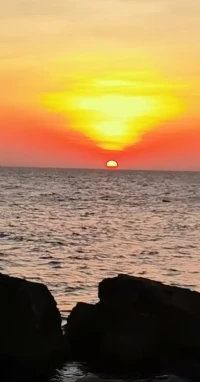 和朱老師一起觀看紅海的日出，學習光而不耀的人生哲理配圖