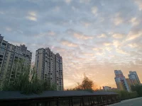 天空会拥抱每一个抬头的人，生活也会善待每一个认真的人，一抬头的温柔与美好从与朝霞相遇开始！