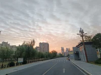 天空会拥抱每一个抬头的人，生活也会善待每一个认真的人，一抬头的温柔与美好从与朝霞相遇开始！