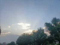 當丁達爾效應出現(xiàn)時
光就有了形狀配圖