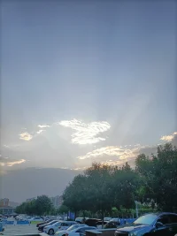 當丁達爾效應出現(xiàn)時
光就有了形狀配圖