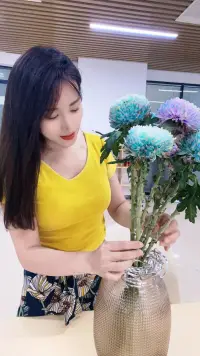 清新、淡雅的蓝色，总是能让人的心情瞬间平静下来，不知是花养人，还是人养花，或许这就是所谓的“双向奔赴”，互相滋养吧~