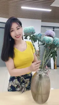 清新、淡雅的蓝色，总是能让人的心情瞬间平静下来，不知是花养人，还是人养花，或许这就是所谓的“双向奔赴”，互相滋养吧~