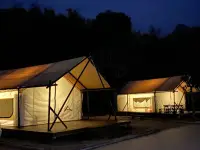 人，就是一所客棧
每個(gè)清晨，都有一位新的客人。
不管是喜悅、沮喪、卑鄙、
還是瞬間的頓悟，
都是不期而至的訪客。
期待所有來(lái)客！
即便是一群絕望之徒，
洗劫你的客房
掃蕩你的家私
仍要帶著敬意款待每一位來(lái)客
他會(huì)洗滌你的心靈
帶來(lái)新的喜悅。
即便是陰暗的思想、羞恥和怨恨
你也要在門(mén)口笑臉相迎
邀請(qǐng)他們進(jìn)來(lái)
無(wú)論來(lái)的是誰(shuí)，都要心存感激
因?yàn)槊恳晃欢际?由彼岸派來(lái)的向?qū)А?
          _____魯米配圖