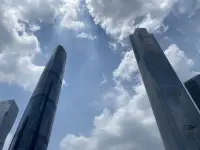 你不知道給你選一份禮物會那么艱難。
似乎什么都不合適。
為什么要送黃金給金礦，或水給海洋。
我想到的一切，都是像帶著香料去東方。
給你我的心臟，我的靈魂，無濟(jì)于事，因為你已擁有這些。
所以，我給你帶來了一面鏡子。
看看你自己，記住我。

_____魯米配圖