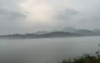 不要談?wù)撘梗蛭覀兊娜兆記]有夜
每種宗教都有愛，愛卻無宗教之分
愛是海洋，無邊無岸
很多人溺水，卻聽不到后悔的呻吟，對上帝的呼喚配圖