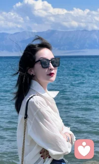 別害怕愛情里的“空白期”，比如沒話說的散步、各自刷手機的夜晚。這不是感情變淡，是兩個人終于放松到不用刻意找話題。就像老茶館里的茶客，哪怕不說話，只要知道對方在身邊，茶香就不會散，心也不