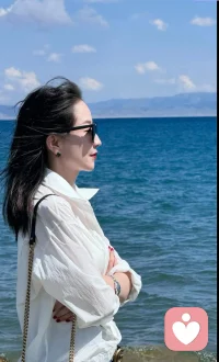 《婚姻的真相：不是搭伙，是彼此滋养》
婚姻从来不是两个人凑活过日子，而是一场双向滋养的修行。很多伴侣走到中途，便被柴米油盐磨平了爱意，忘了初见时的温柔。真正好的婚姻，是你疲惫时有人懂，迷茫时有人陪，是彼此在琐碎日常里互相托举，在风雨起落中彼此支撑。不消耗对方，不勉强自己，既能分享生活的甜，也能分担人生的苦，让两个人在相处中都能成为更好的自己，这份滋养，才是婚姻长久的底气。