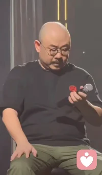 從年輕時候就喜歡這個人的歌兒，無改！他經歷了多少風風雨雨，是他必得經歷的，不然，怎會有今天的成就！配圖