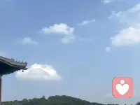 從自卑到自信

一個人從自卑到自信，從感覺到自己一無所是到有價值，這個過程中，需要經過許多的艱辛、努力、改變、超越。  對于ta來說，好的狀態來之不易，平靜安寧可以掌控自己生活的感覺太難得，因此內心中總會有一種深深的恐慌，害怕好的狀態無法維持，害怕自己會再次跌落到以前痛苦的無底深淵。  要一個從來都不確信自己真的是好的，真的是值得被愛的人，去滋養自己的東西不會離開自己，真的很難。  尤其是當外界發生了一些事，恰好印證了自己內在關于“好的東西是會走的”擔憂和懷疑，這個時候自己內心會被激發出巨大的恐慌和焦慮，甚至于要比從來沒有得到過好的東西時的恐慌更多。  假如，一個人從未體驗過好東西，ta也不會有對喪失的恐懼，對于想要留下好東西的焦灼無力，甚至于對這個好東西本身的憤怒。但因為體驗過，內在極其復雜的感受都被激發出來了，此時，人一定是焦慮而脆弱的。  讓一個人最恐懼最難受的，也許不是得不到一個好東西，而是得到了會再次失去。  確定得不到時，就死心了。但是得到了，也許某天會再次失去，這種不確定的煎熬最讓人痛苦。配圖