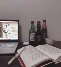 我認為有意義的社交是：資源價值的互換。無效社交：吃飯花錢吹牛攀比虛情假意。 不過大部分人應該都是無效社交，畢竟大多數都是普通人自身也沒什么高價值可言，所以對普通人來說不社交真的沒啥，因為社交也獲取不到什么。配圖