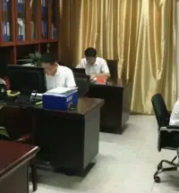 說與不說真的要看對什么人。職場上，需要防范，但也需要交心，不交心何人提拔你。所以技巧不在于不說，而在于選擇配圖