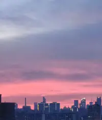 有時候是因為你把對象想多了，想讓他像父親一樣對你無微不至，想他像垃圾桶一樣包容你的各種情緒，想他像導師一樣開導你的迷茫，想他像個富豪一樣滿足你的消費欲望，最后還想他跟陌生人一樣不要管你。他是個人，你卻想找個神。你都做不到對你對象這樣，還希望另一個普通人可以！你不是在開玩笑么！配圖