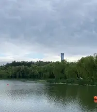 每個年齡段都有覺得天大的事情，你跟他說沒什么，他們能體會嗎？不可能的，沒帶紅領(lǐng)巾會給班級扣分，可不難受嗎？高考沒考好，自己學(xué)了那么多年，可不難受嗎？也就是后來發(fā)展好了，不然本質(zhì)沒變。配圖