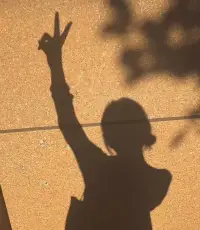 當意識到，無論是誰，都不如自己身上的一根血管重要，就會學會好好睡覺，去尋找身心舒暢，要知道持續的焦慮和夜不能寐都在破壞自己的血管，所以啊對自己好點配圖